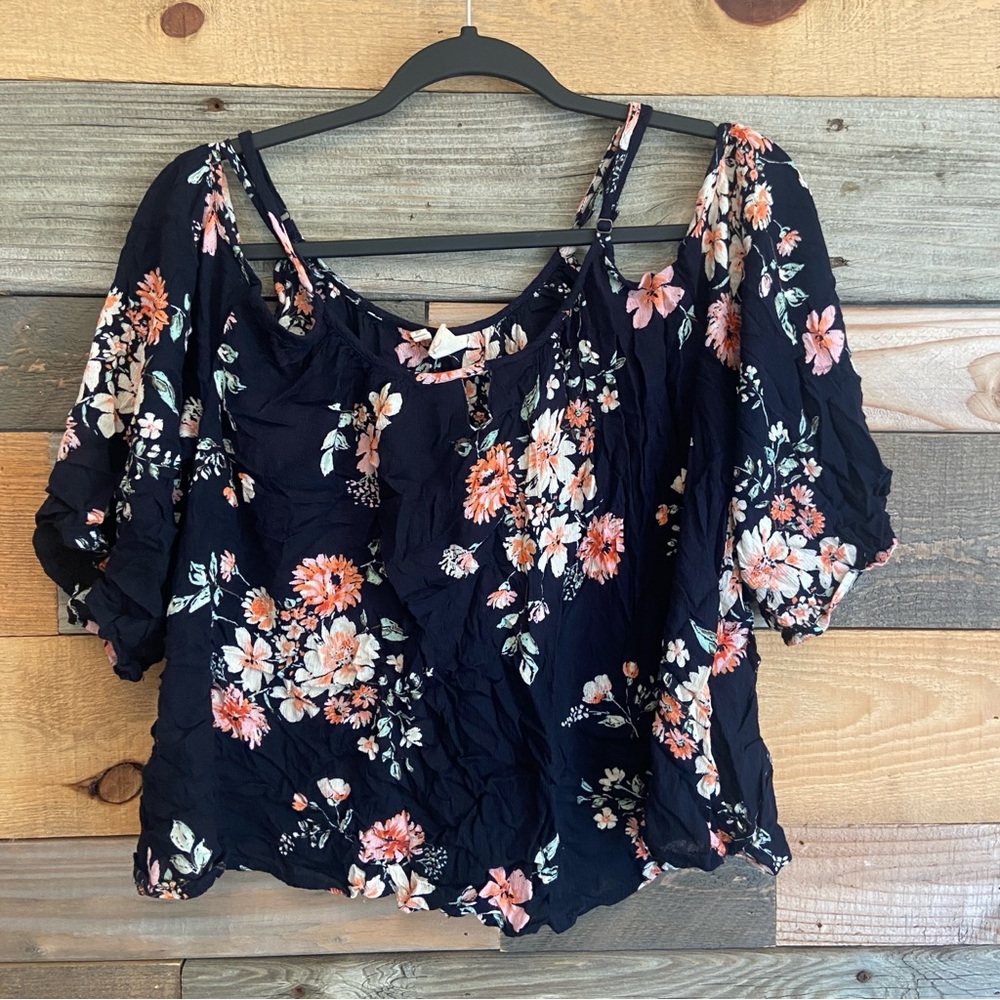 10/$20 Floral cold shoulder top